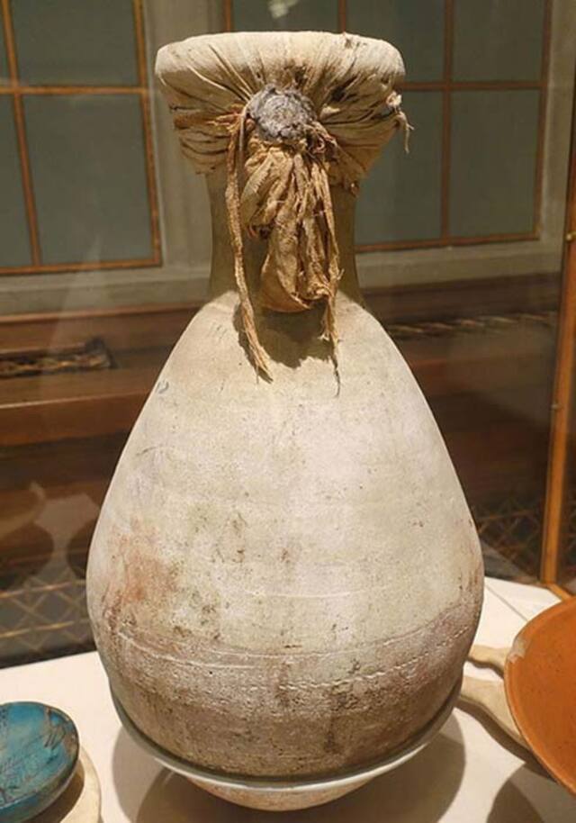 A Baked Clay Food Storage Jar From the Tomb of Yuya and Tuya, Offering Insights Into Their Burial Practices.