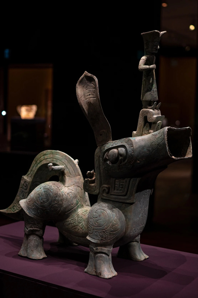 A Mythical Creature Elegantly Rendered in Bronze Demonstrates the Artistic Imagination of Sanxingdui Craftsmen.