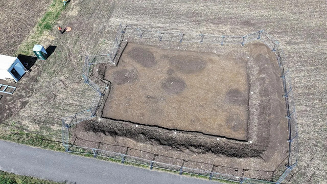 A glimpse into a 2024 excavation: After clearing the topsoil, distinct discolorations reveal the outlines of ancient storage pits.