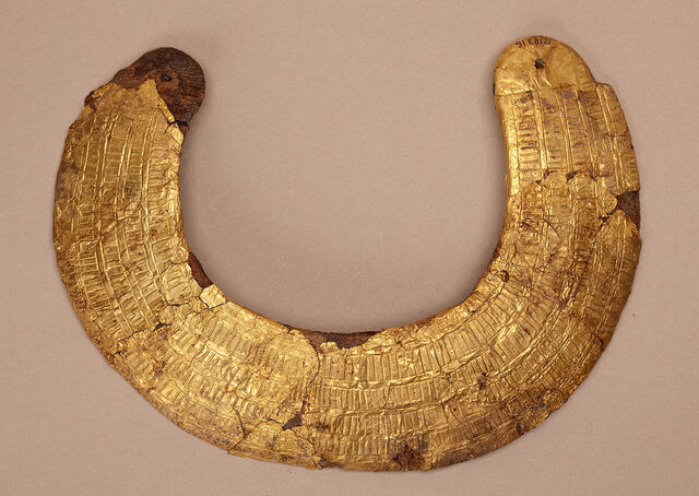 A model collar belonging to Hapiankhtifi reveals the ceremonial significance of gold in religious and cultural practices.