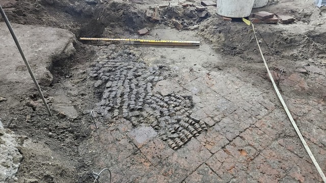 A property in Achterdam, located in Alkmaar’s center, revealed a unique and mysterious bone floor.