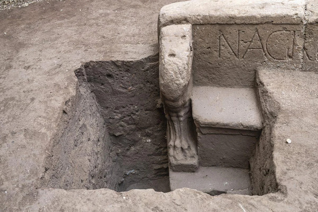 A section of the tomb showing its decorative column and steps leading into the burial chamber, offering a glimpse of Roman craftsmanship. (Credit: Archaeological Park of Pompeii)