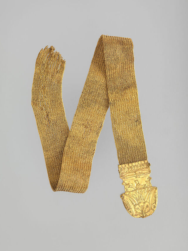 A strap chain with an intricately decorated terminal reveals the meticulous artistry of Egyptian goldsmiths.