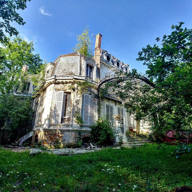 A stunning exterior view of Chateau Verdure, where creeping vines intertwine with architectural details.