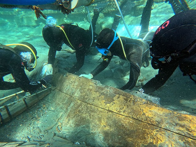 A team of divers carefully extracting fragile wooden fragments of the Phoenician vessel.