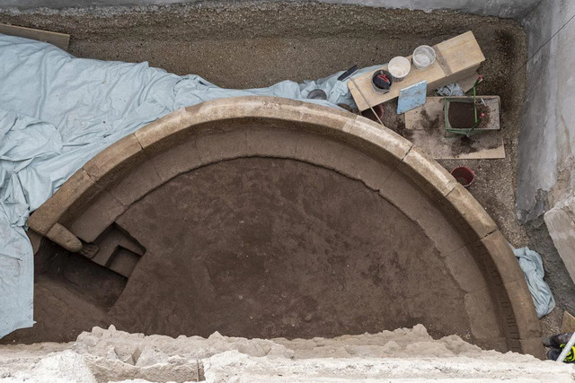 A top-down view of the semi-circular design of the tomb, showcasing the meticulous excavation process. (Credit: Archaeological Park of Pompeii)