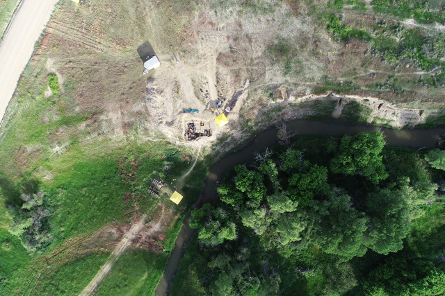 An aerial photograph captures the expanse of the La Prele archaeological site, offering a glimpse into the scope of this remarkable excavation.