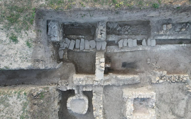 An aerial view of the Novae fortress excavation site, revealing the layout of ancient structures and their complex water supply system. Credit: Krzysztof Narloch.