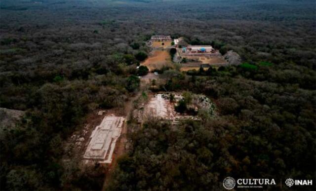 An overhead view illustrating the layout of the Kabah archaeological zone, with key buildings and structures illuminated against the dense forest. (Credit: INAH)