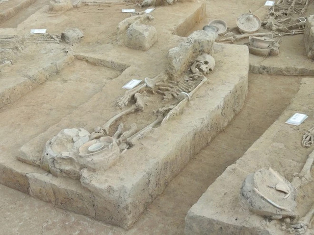 Ancient graves at Vuon Chuoi reveal a treasure trove of burial artifacts, offering a glimpse into life and death in the past.