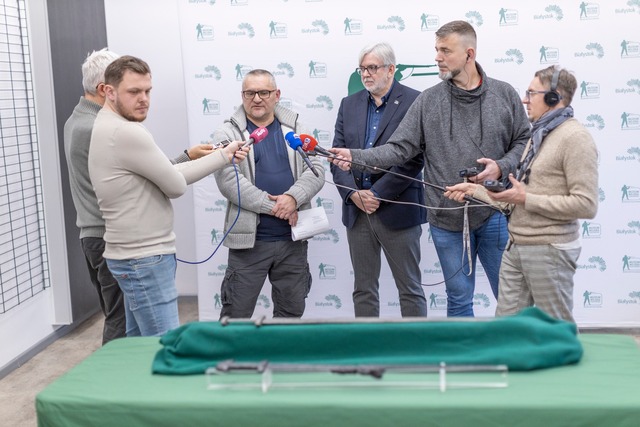 Archaeologists and museum representatives explain the discovery and meticulous restoration process of the Viking-era artifact to the media.