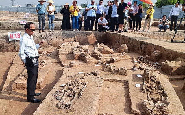 Archaeologists diligently uncover the secrets of the ancient Vuon Chuoi archaeological site, revealing its historical significance.