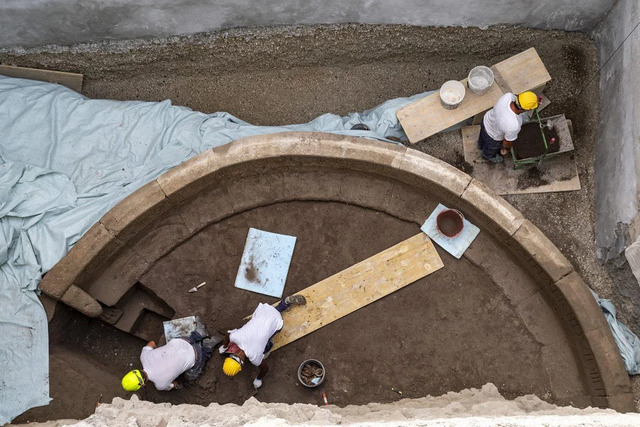 Archaeologists working to excavate the circular structure of Numerius Agrestinus’ tomb, revealing its architectural design. (Credit: Archaeological Park of Pompeii)