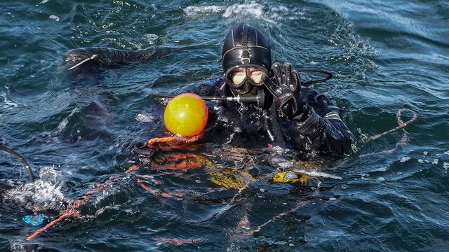 A member of the research team during an early dive to the submerged site, where sonar imagery and seafloor sediment samples were analyzed to determine the wall’s origins and construction timeline.