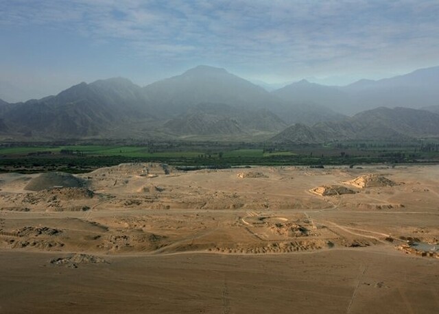 The vast desert surrounding Caral, emphasizing the city’s resilience and strategic location in ancient Peru.