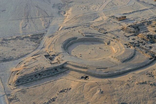 Caral’s breathtaking landscape, framed by mountains and lush green valleys, offers a glimpse into ancient life.