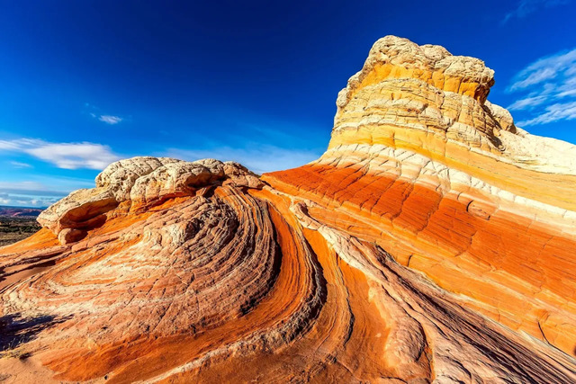 Chemical weathering further enhanced the spectacle, with iron oxide lending the sandstone its striking red tones, while mineral leaching created the contrasting white hues.