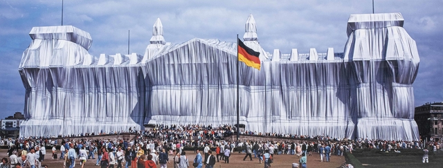 Crowds gather in front of the Wrapped Reichstag, transformed into a shimmering architectural sculpture by Christo and Jeanne-Claude in 1995.