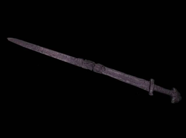 Discovered in the Supraśl River, this extraordinary sword raises many questions, but experts unanimously agree on its "unique" and "remarkable" nature.