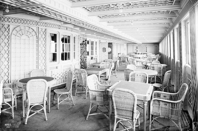 Diverse Dining Options First-class passengers enjoyed venues like the Veranda Café, Café Parisien, and the à la carte restaurant.