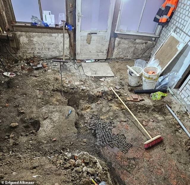 During an archaeological survey in the heart of Alkmaar, municipal archaeologists uncovered part of a fascinating floor constructed from animal bones at Achterdam.