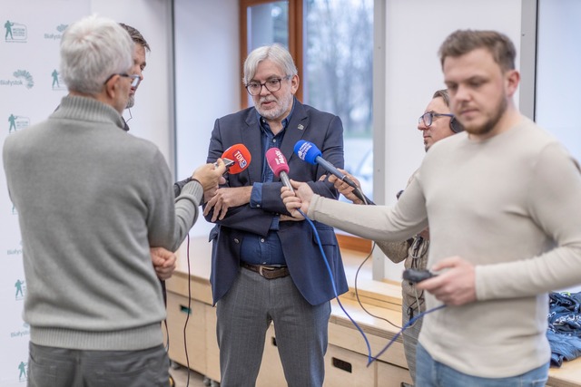 Experts from the Military Museum and Nicolaus Copernicus University address the media about the significance of the Viking-era sword found in the Supraśl River.