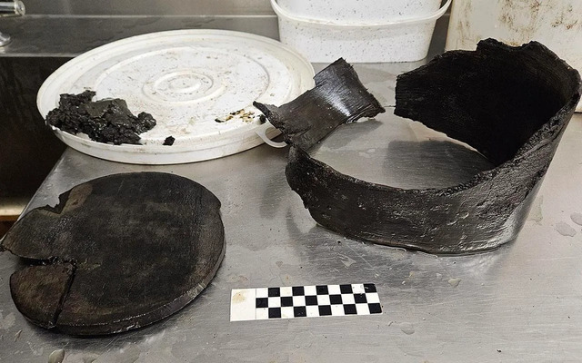 Fragments of a medieval grain measure discovered alongside the clog in the cesspit. Made from oak, this is one of the most complete examples of such artifacts ever found in the Netherlands.