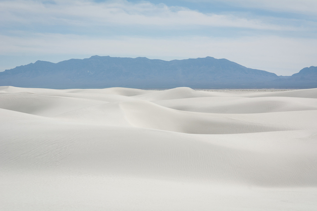 In New Mexico’s Tularosa Basin, within the gleaming gypsum dunes of White Sands National Park, lies a dry, ancient lakebed that has revealed an extraordinary find. Scientists have uncovered human and animal footprints there, dating back between 15,000 and 10,000 years.