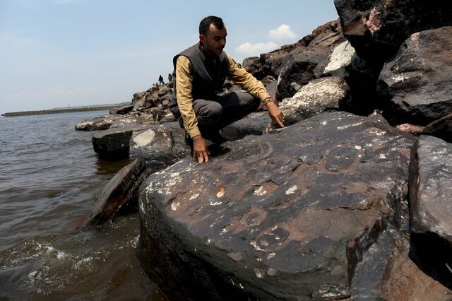 Jaime Oliveira highlights the newly revealed rock engravings along Brazil’s Negro River, exposed by the record drought.