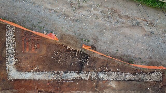 Just south of the prehistoric site, near the water's edge, a complete tile production workshop has been uncovered.