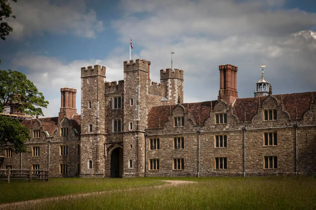 Knole House had been lived in by King Henry VIII