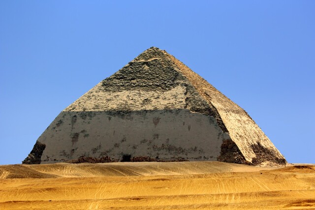 Measuring 189 meters (620 feet) at its base and rising to a height of 105 meters (345 feet), the pyramid’s scale underscores the Egyptians’ mastery of large-scale construction