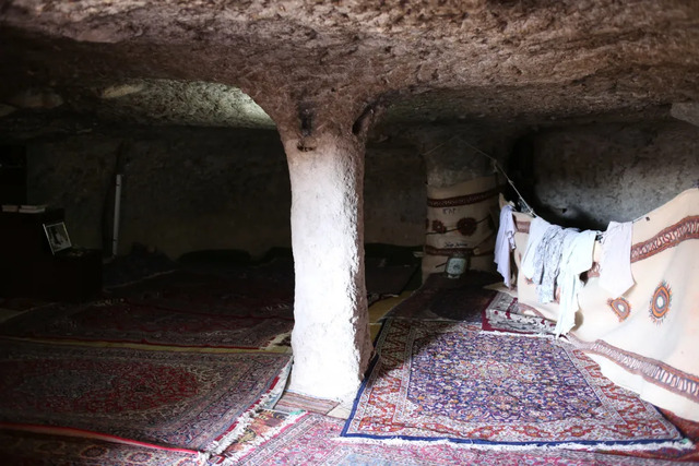 Inside the homes, visitors will find narrow corridors, carved benches, and stone pillars that reflect the craftsmanship of their creators.