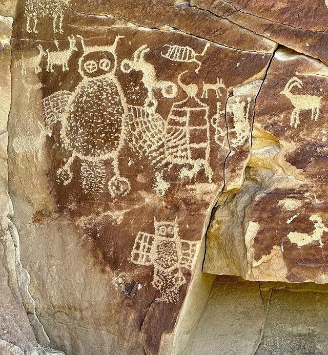 Most petroglyphs depict vivid hunting scenes and a variety of animals, including birds, insects, and lizards, showcasing ancientlife.