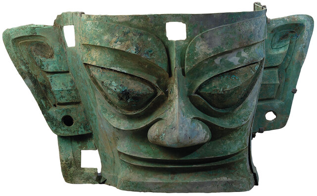 Newly excavated artifacts include a fantastical bronze hybrid creature with a pig’s nose and dragon’s body, a one-foot-tall bronze laborer figure suspected to have held a screen, a carved jade ring, and a remarkably sharp jade knife, all found within a wooden chest.