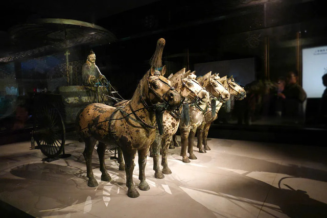 Qin Shi Huang’s legendary terra-cotta army showcases masterfully designed bronze chariots and lifelike horse sculptures.