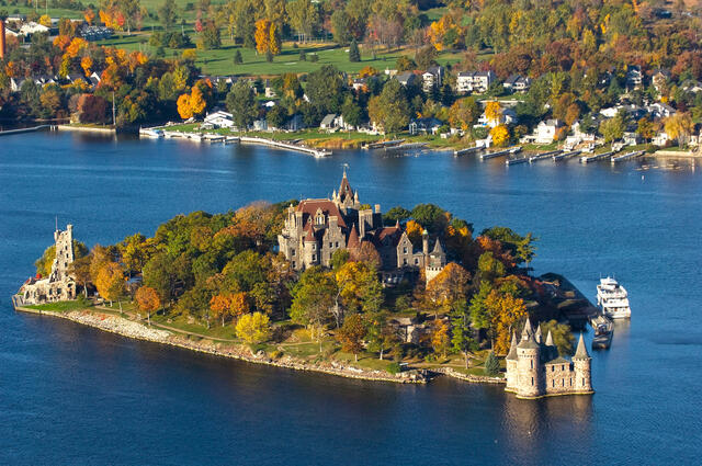 Set amidst the natural beauty of the Thousand Islands, the castle’s design harmonizes with its surroundings, blending opulence with rustic charm.