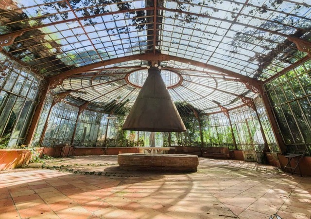 The Cooking Area at La Serre du Chirurgien Is Wrapped in Creeping Ivy, Blending Mystery With Decay.