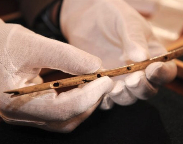 The Hohle Fels flute measures approximately 22 centimeters and is a testament to the extraordinary craftsmanship of early humans.