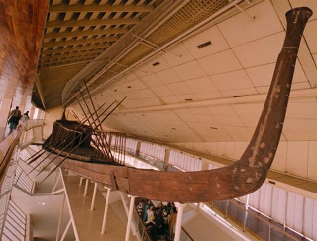 The Khufu boat’s high ends mimic the iconic shape of papyrus boats, earning it the title of a papyriform vessel.