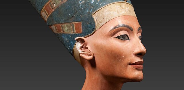 The Neferтιтi Bust, created during Egypt’s New Kingdom in the 18th Dynasty (circa 1351–1334 BC), was unearthed at Tell el-Amarna and later donated by James Simon.