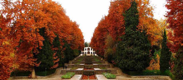 The golden and crimson hues of the falling leaves create a breathtakingly picturesque landscape, perfect for photography and leisurely walks