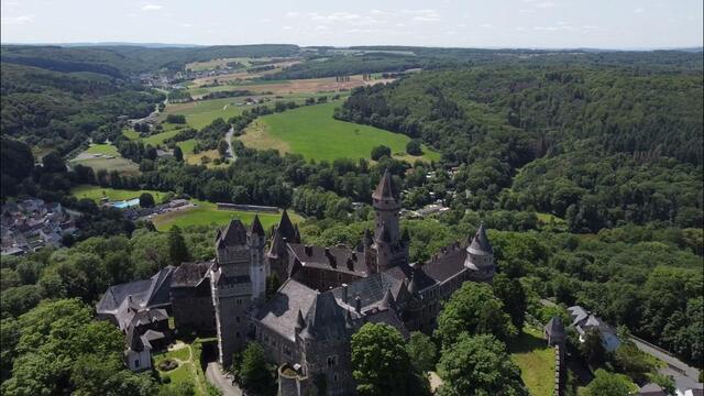 The castle’s hilltop location provides sweeping views of Hesse’s verdant landscapes