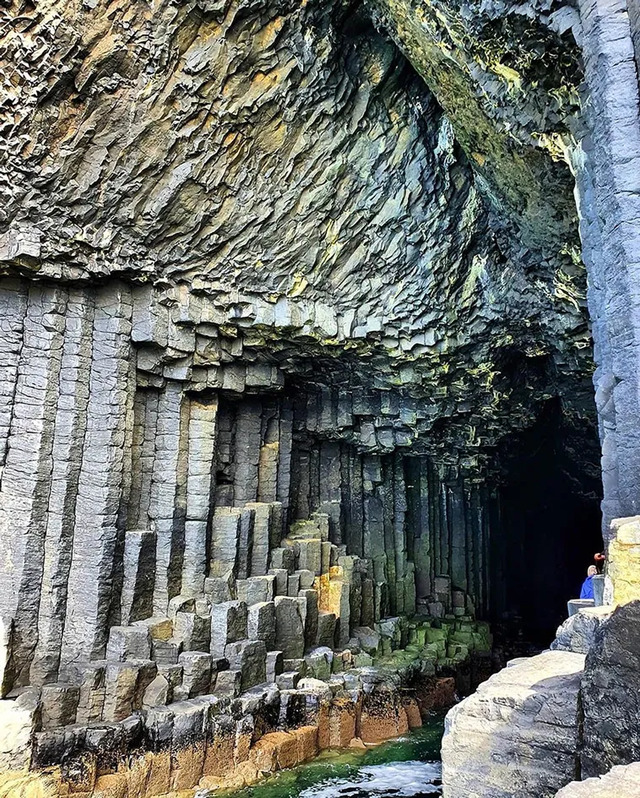 The cave extends approximately 82 meters (270 feet) into the island, standing 22 meters (72 feet) high and 20 meters (66 feet) wide