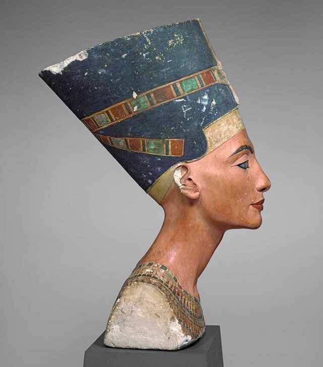 The colors used for crowns, collars, and skin tones adhered to standardized ancient Egyptian palettes, eliminating the need for a guiding template in their application.