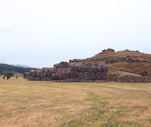 The construction of Sacsayhuamán is attributed to Pachacuti