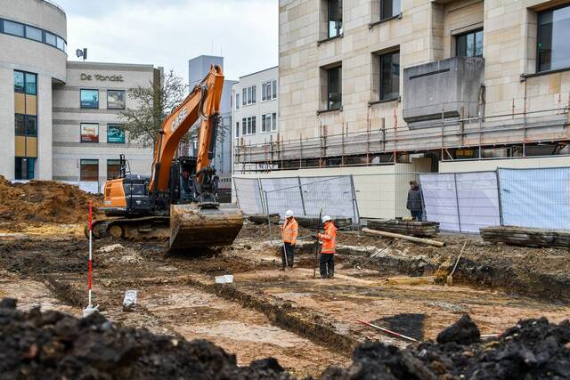 The excavation of the ancient Roman tomb continues to unveil extraordinary relics, shedding light on Heerlen’s distant past.