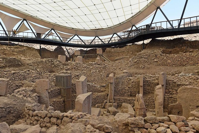 The impressive central excavation site at Göbeklitepe, showcasing the iconic T-shaped pillars surrounded by circular stone enclosures. 