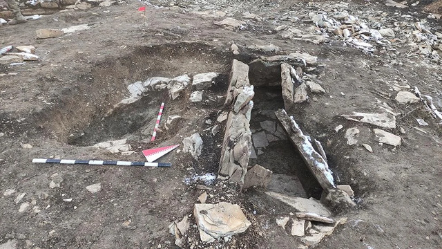 The interconnected burial 19 and the adjoining horse burial pit, captured in detail.