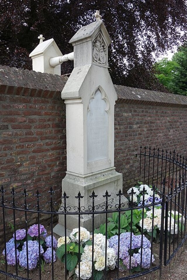 The monument as it appeared in 2016, standing as a poignant reminder of enduring love.